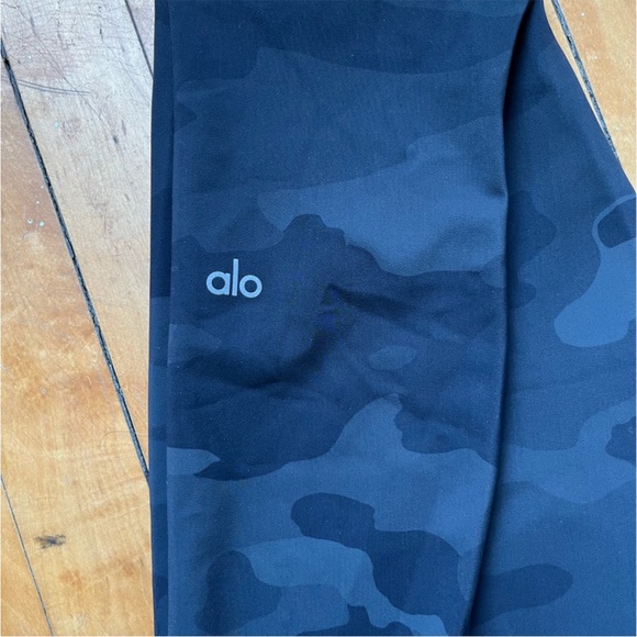 ALO Yoga High-waist Hunter Green Camo Vapor Leggings - Picture 7 of 9